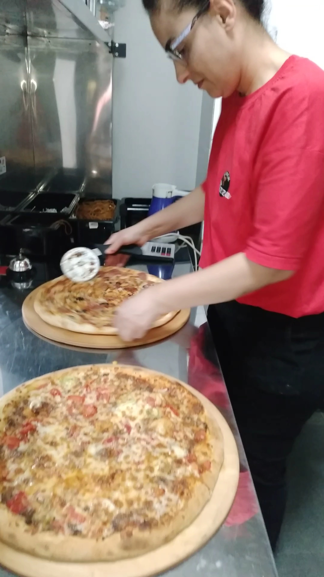 Pizza dilimleniyor
